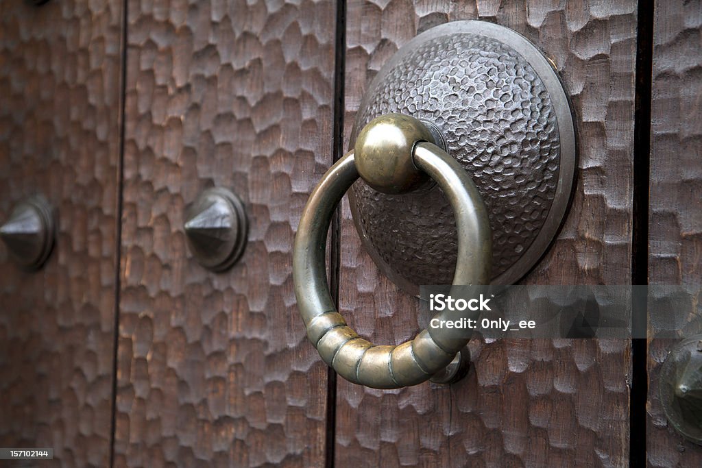 Alte mittelalterliche Messing Schläger auf antike dunkle hölzerne Tür - Lizenzfrei Alt Stock-Foto