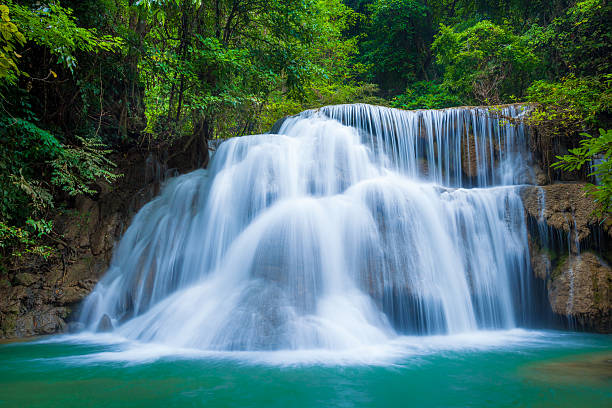 エラワンの滝カーンチャナブリー県（タイ） - waterfall erawan tropical rainforest tree ストックフォトと画像