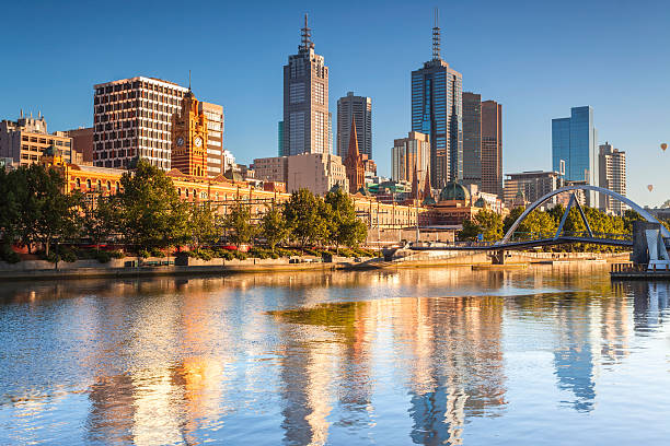 skyline von melbourne - melbourne stock-fotos und bilder