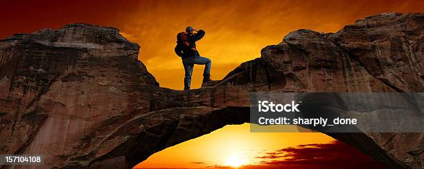 Xxxl Mann Stehend Auf Arch Stockfoto und mehr Bilder von Brücke - Brücke, Wandern, New Mexico