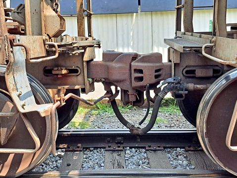 Railway wheels on rails, which support high loads rigidly coupled to the same axle, forming sets of wheels