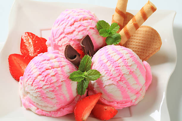 sundae de sorvete - raspberry ice cream close up fruit mint - fotografias e filmes do acervo