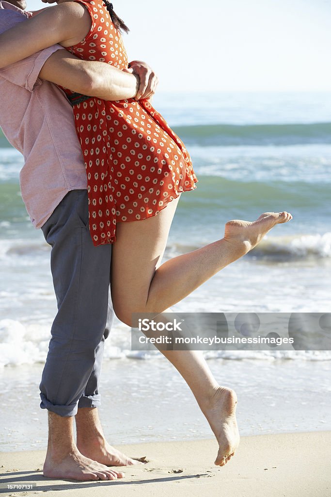 Couple profitant de vacances romantique sur la plage - Photo de Tous types de couple libre de droits