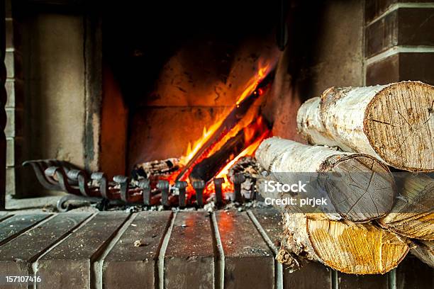 Kominek Płomienie W Zimie - zdjęcia stockowe i więcej obrazów Bez ludzi - Bez ludzi, Cegła, Chłodny