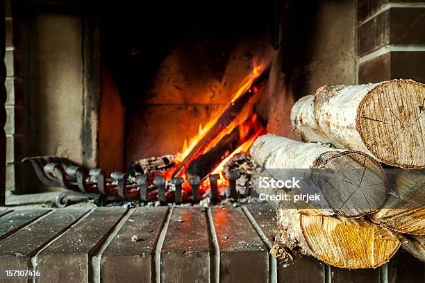 Lareira Chamas No Inverno - Fotografias de stock e mais imagens de Acender - Acender, Buraco de Fogueira, Calor