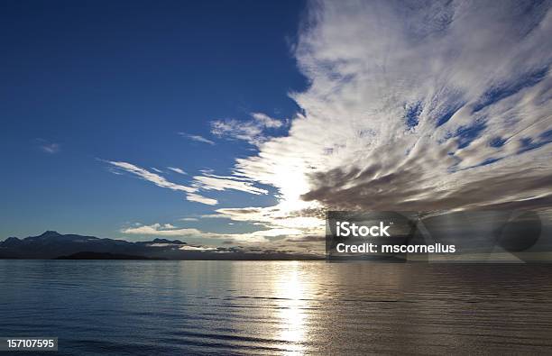 Dramatycznych Chmury Nad Bay - zdjęcia stockowe i więcej obrazów Bez ludzi - Bez ludzi, Chmura, Fotografika