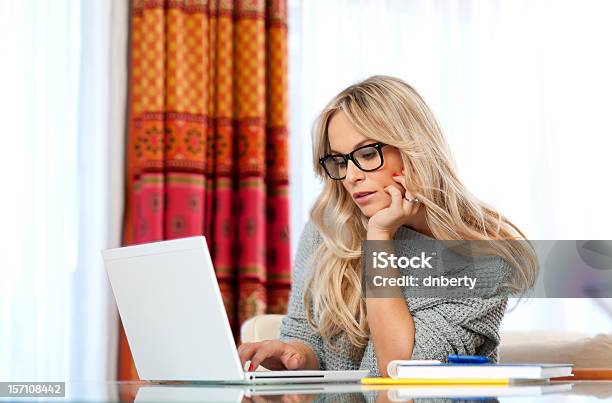 Mulher De Idade Atraente Com Computador Portátil - Fotografias de stock e mais imagens de Adulto - Adulto, Adulto maduro, Beleza