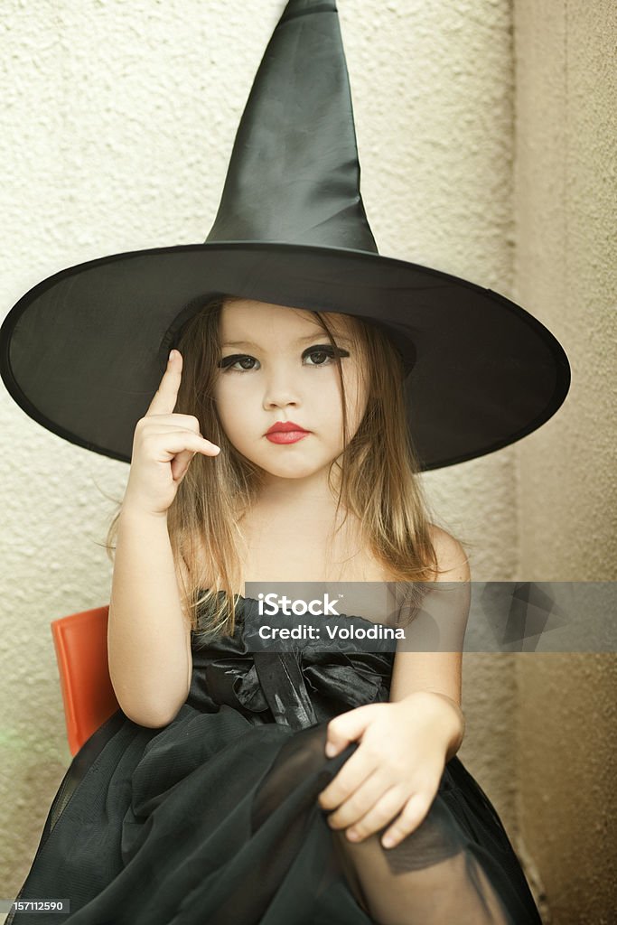 Little girl in black hat, Halloween - Foto de stock de Alegre libre de derechos