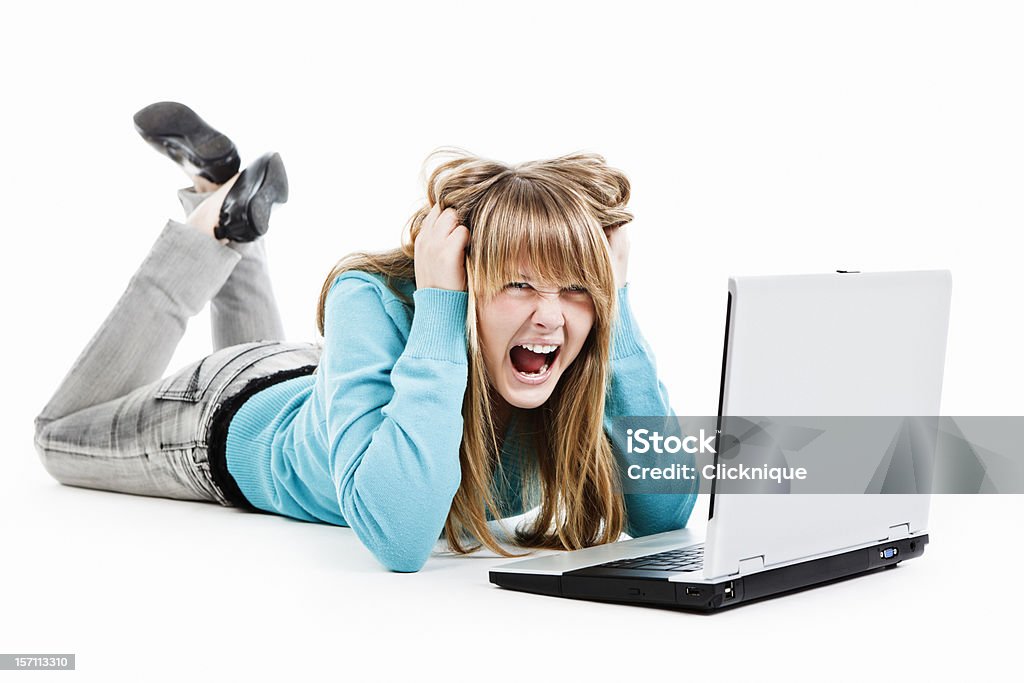 Adolescente stressées et en colère de femme criant à son ordinateur portable - Photo de Accident bénin libre de droits