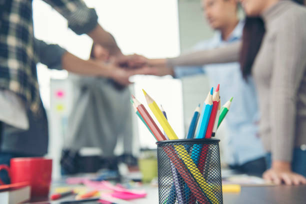 Group of diversity people fist bump holding hands together power of tag team. Teamwork Multiethnic people group working togetherness. Business people team holding hands successful. Business meeting grupo de diversidad personas golpeo de puño tomar la mano juntos poder de equipo de etiqueta. trabajo en equipo las personas multiétnicas se agrupan trabajando juntos. equipo de empresarios cogidos de la mano con éxito. reunión de negocios