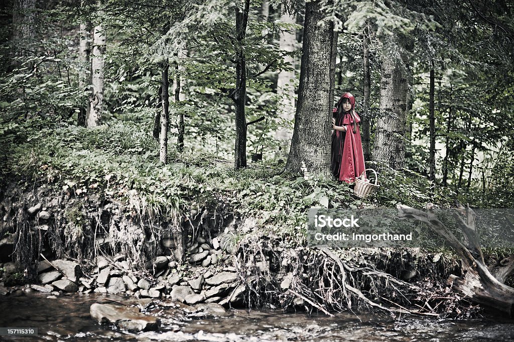Rotkäppchen im dunklen Wald - Lizenzfrei Angst Stock-Foto