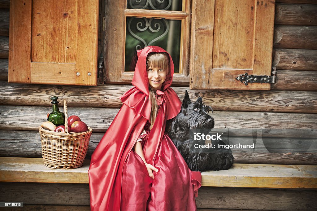 Caperucita roja en el frente de la cabaña - Foto de stock de Caperucita Roja libre de derechos