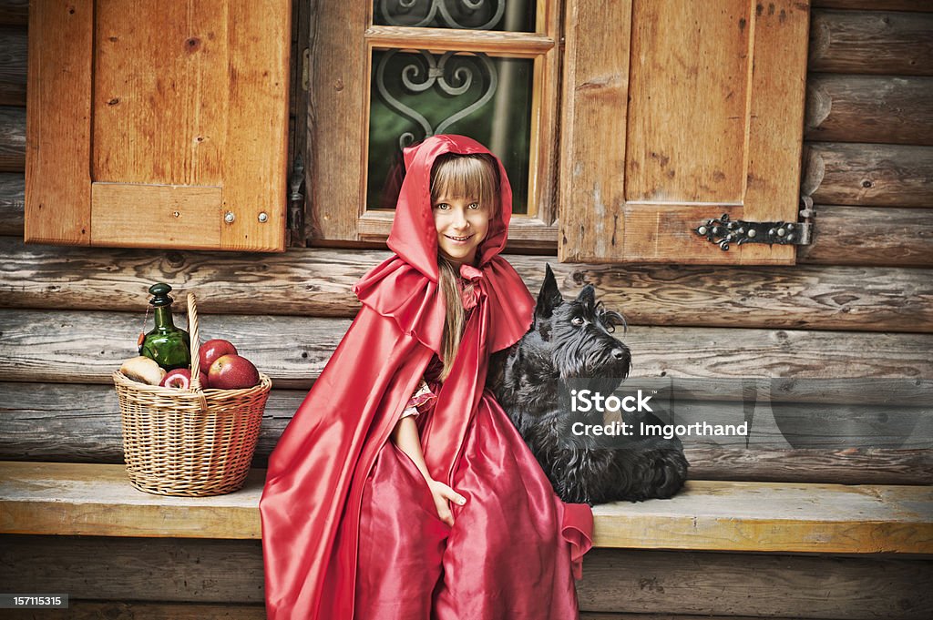 Little Red Riding Hood em frente de uma casa - Foto de stock de Chapeuzinho Vermelho - Criatura Mítica royalty-free