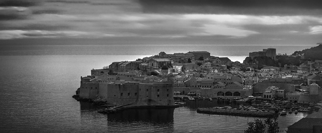 Robe Obelisk Monochrome looking out to the rocks and the Obelisk