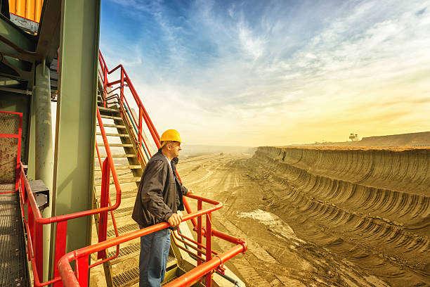 glückliche arbeiter auf übung maschine - surface mine stock-fotos und bilder