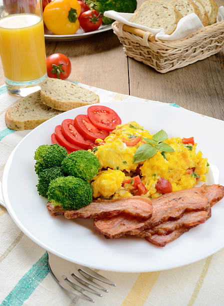 huevos revueltos con tocino - omelet bacon tomato fruit fotografías e imágenes de stock