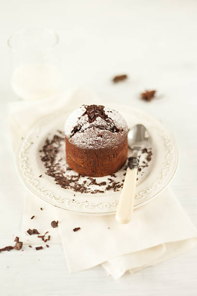 초콜릿 라바 케이크가 디저트 - chocolate cake dessert bundt cake 뉴스 사진 이미지