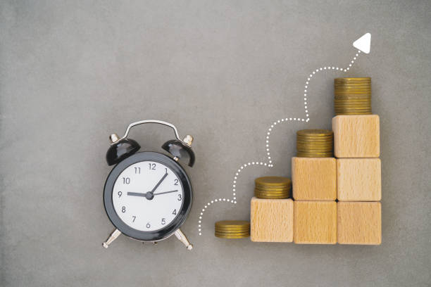stack of wooden cube block and jumping growth step of arrow up with clock and coins. For financial growth, interest rate increase, inflation, sale price and tax rise concept pila de bloque de cubo de madera y saltar el crecimiento paso de flecha hacia arriba con reloj y monedas. para el crecimiento financiero, el aumento de la tasa de interés, la inflación, el precio de venta y el concepto de aumento de impuestos