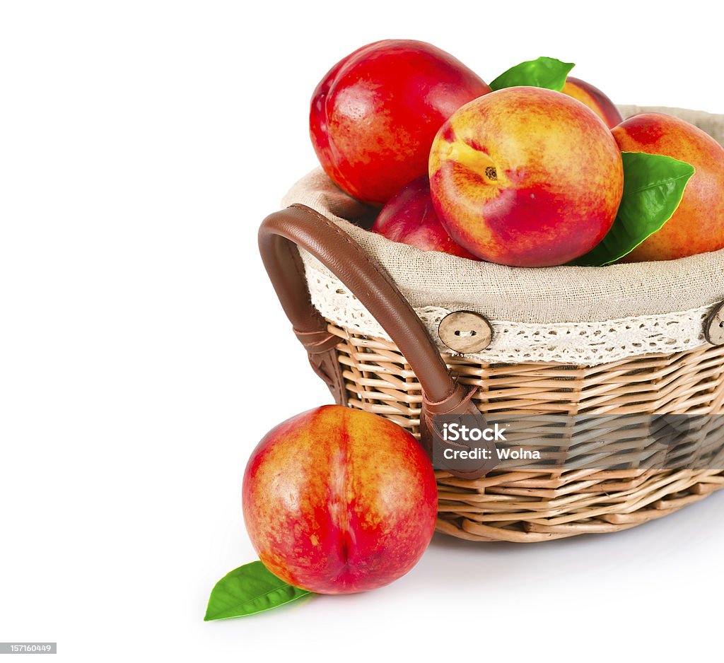 Frutas frescas nectarines na cesta - Foto de stock de Cesto royalty-free