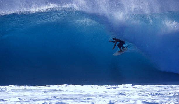 surfer na niebieski fala - big wave surfing zdjęcia i obrazy z banku zdjęć