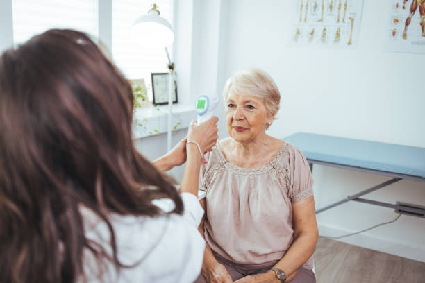 istock Doctor Uses Touch-free Technology to Diagnose Symptoms 1571622181
