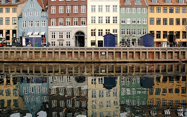 casas pelo rio de nyhavn - copenhagen alf andersen hans christian andersen denmark imagens e fotografias de stock