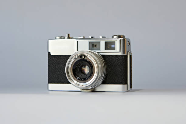 retro camera isolated on a gray background. - lighting technique aperture photocamera color image imagens e fotografias de stock