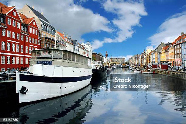 Boote Auf Dem Fluss Stockfoto und mehr Bilder von Anker werfen - Anker werfen, Auf dem Wasser treiben, Bach