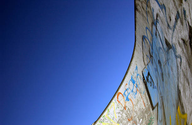 raia rampa - skateboard park ramp skateboard graffiti imagens e fotografias de stock