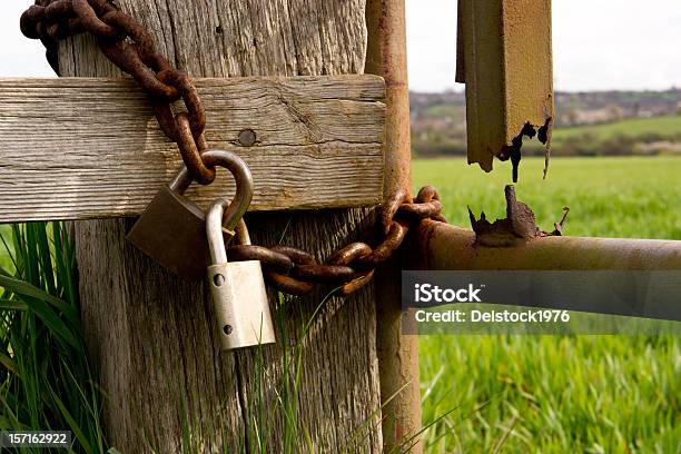 Bloqueo De Puerta Foto de stock y más banco de imágenes de Cadena - Objeto fabricado - Cadena - Objeto fabricado, Campo - Tierra cultivada, Candado