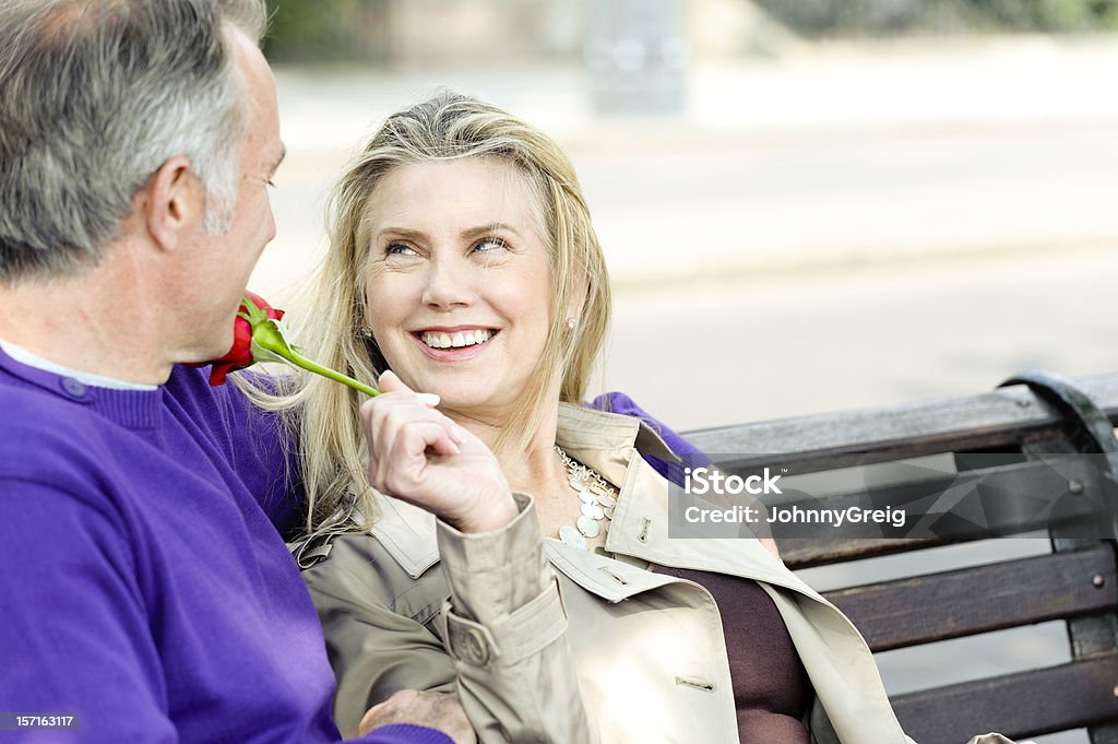 Casal romântico no Banco de Parque com Rosa vermelha - Royalty-free 40-49 Anos Foto de stock