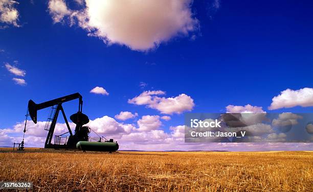 Bomba Jack Black Gold Foto de stock y más banco de imágenes de Agotamiento - Agotamiento, Aire libre, Alberta