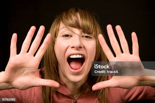 Junge Frau Schreien Durch Ihre Hände Stockfoto und mehr Bilder von Zahl 10 - Zahl 10, Handfläche, Horizontal