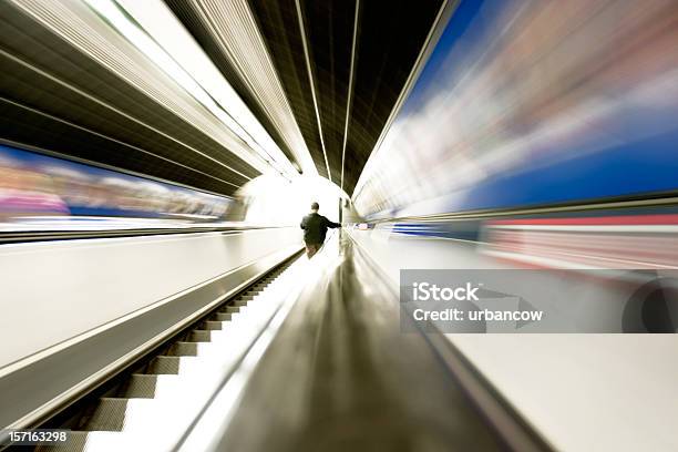 Die Rolltreppe Stockfoto und mehr Bilder von Rolltreppe - Rolltreppe, Betrachtung, Abwarten
