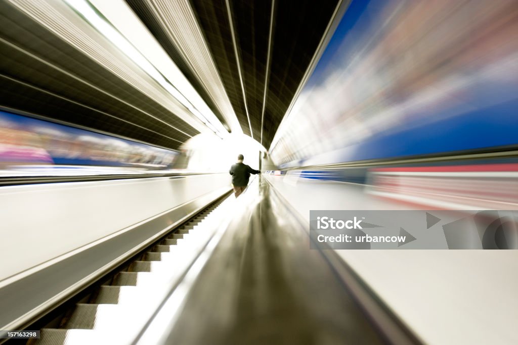 Por escalera mecánica - Foto de stock de Escalera mecánica libre de derechos