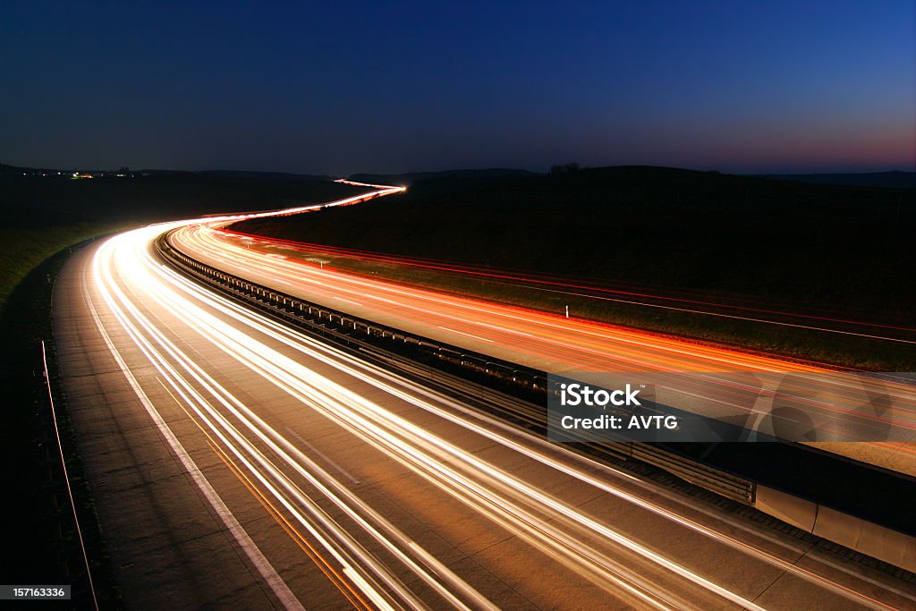 Fari e Taillights sull'autostrada di notte, tempo di esposizione - Foto stock royalty-free di Strada