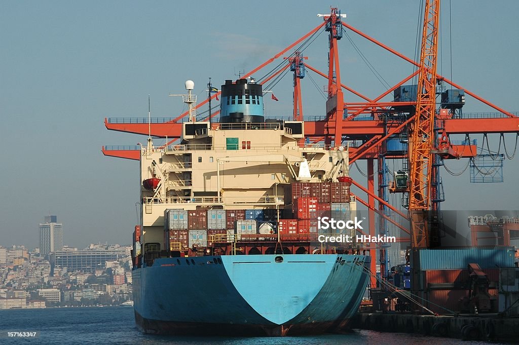 Frachtschiff im Hafen von Istanbul - Lizenzfrei Anlegestelle Stock-Foto