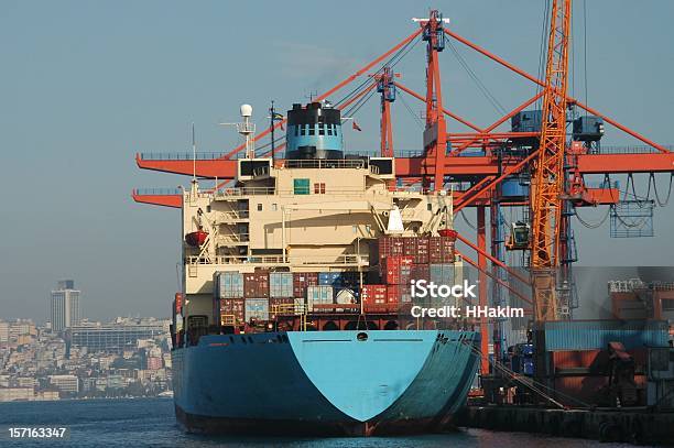 Frachtschiff Im Hafen Von Istanbul Stockfoto und mehr Bilder von Anlegestelle - Anlegestelle, Ausrüstung und Geräte, Austauschen