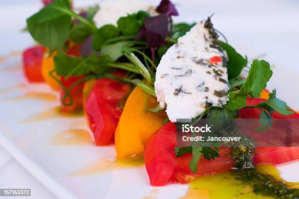 Foto de Salada De Tomate Vermelho E Amarelo e mais fotos de stock de Alface - Alface, Alimentação Saudável, Almoço