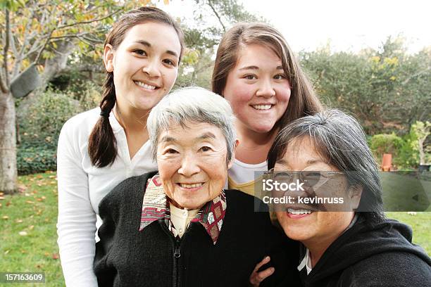 Nonna E Mamma Con I Bambini - Fotografie stock e altre immagini di Cultura giapponese - Cultura giapponese, Terza età, Adulto