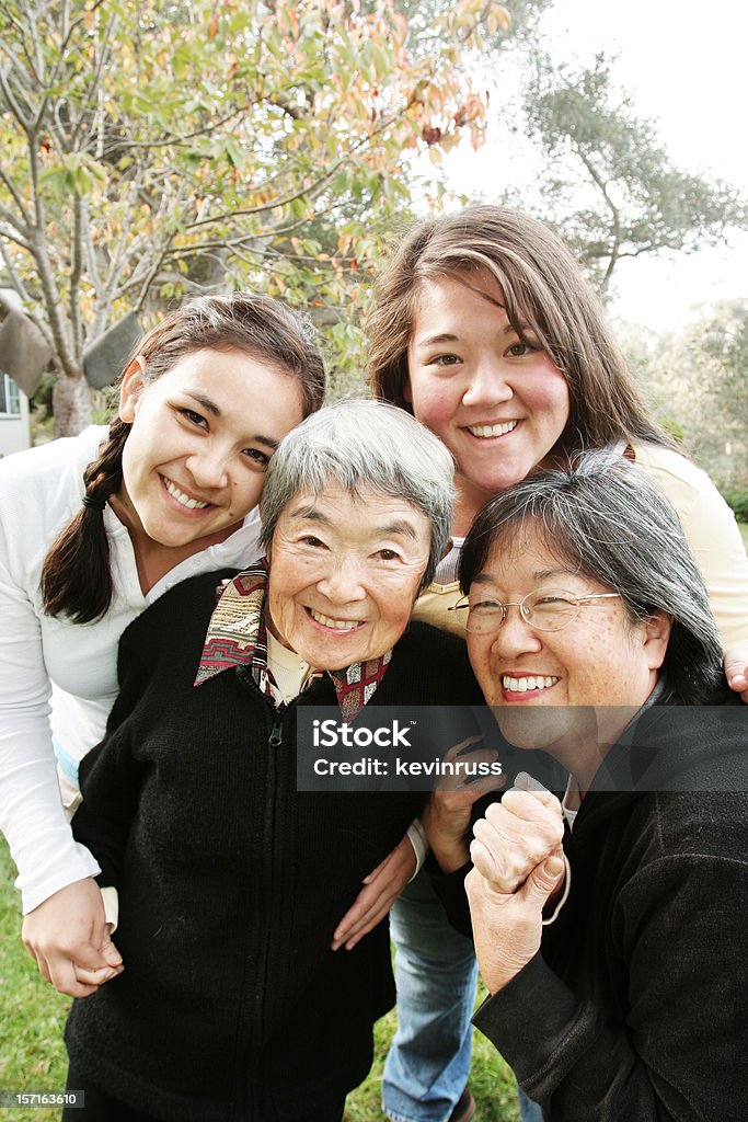Nonna madre e le due sorelle - Foto stock royalty-free di Figlia femmina