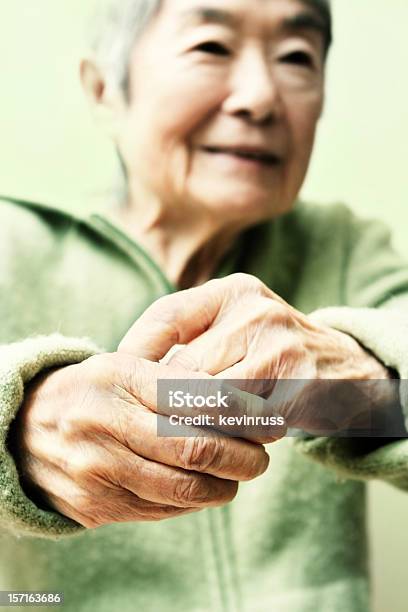 Old Japonés Y Mujer Las Manos Foto de stock y más banco de imágenes de Abuela - Abuela, Abuelos, Adulto