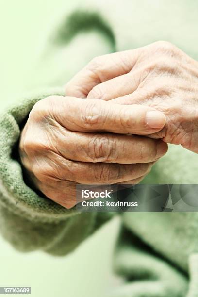 Idosos De Mãos Com Um Verde Camisola - Fotografias de stock e mais imagens de Adulto - Adulto, Amarelo, Artrite