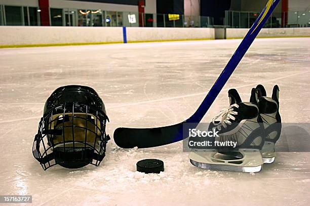 Hockey Sobre Hielo Foto de stock y más banco de imágenes de Casco - Herramientas profesionales - Casco - Herramientas profesionales, Casco de deportes, Hockey sobre hielo