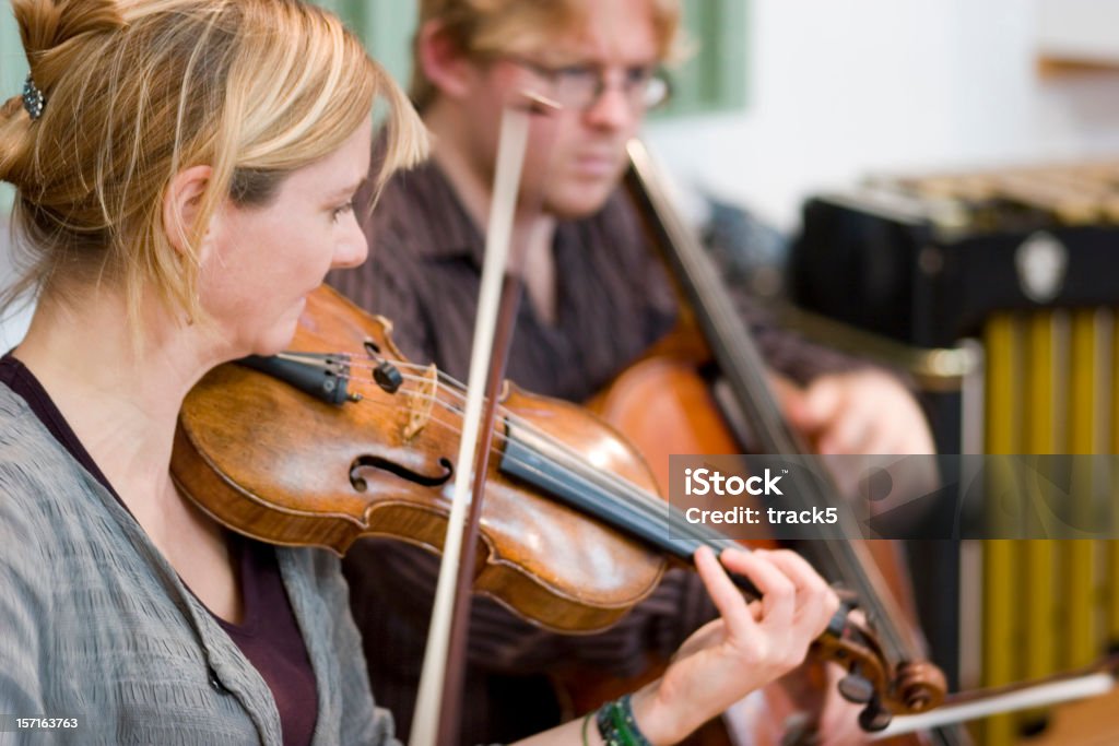 String duo de violon et violoncelle dans l'image saisie sur le vif de répétition - Photo de Duo - Art du spectacle libre de droits