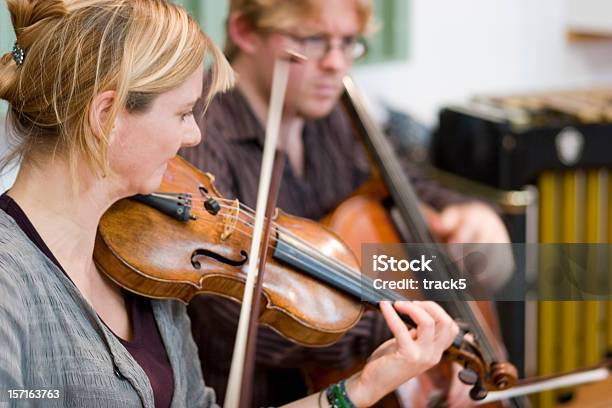 Photo libre de droit de String Duo De Violon Et Violoncelle Dans Limage Saisie Sur Le Vif De Répétition banque d'images et plus d'images libres de droit de Duo - Art du spectacle