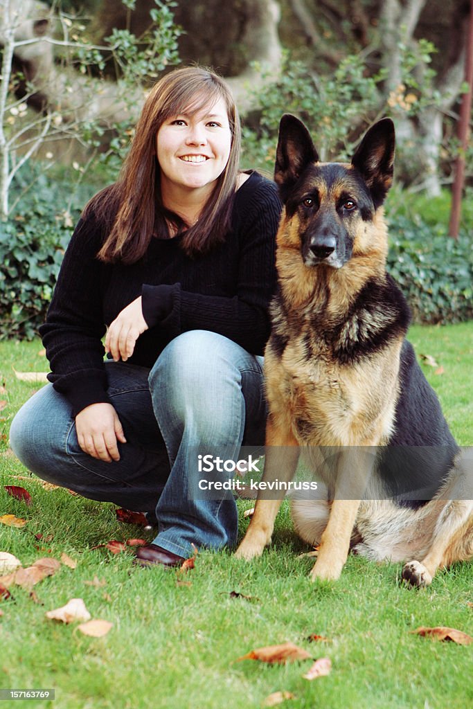 Jeune femme et son chien - Photo de Adulte libre de droits