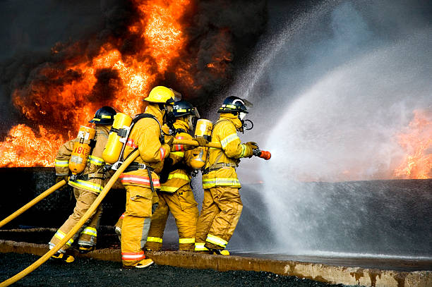 la lotta contro gli incendi - vigile del fuoco foto e immagini stock