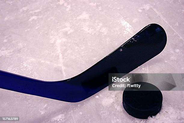 Reflexos De Um Disco De Hóquei Sobre O Gelo - Fotografias de stock e mais imagens de Autoridade - Autoridade, Canadá, Desporto