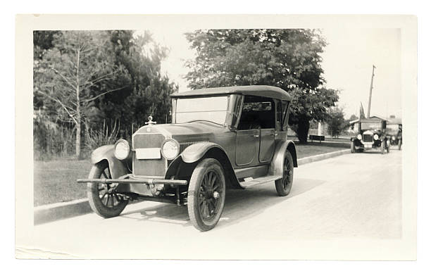 foto blanco y negro de una vieja coche - 1920 fotografías e imágenes de stock